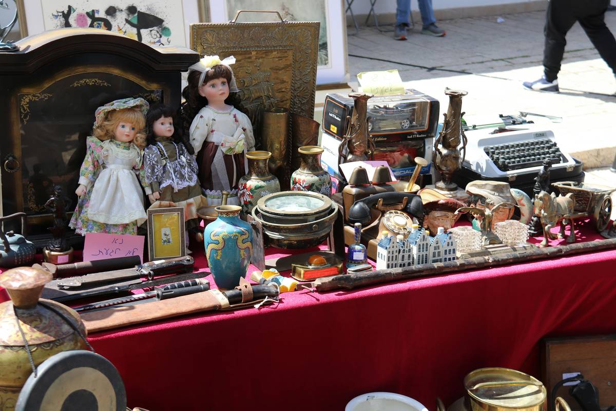 antique and estate treasures duluth mn displayed on a rustic pine auction preview table with handwritten lot tags and a Minnesota State Fair ribbon pinned beside a vintage cast-iron skillet